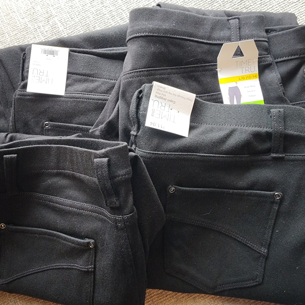 Womens Set Of 4 Time and Tru Jeggings/Capris